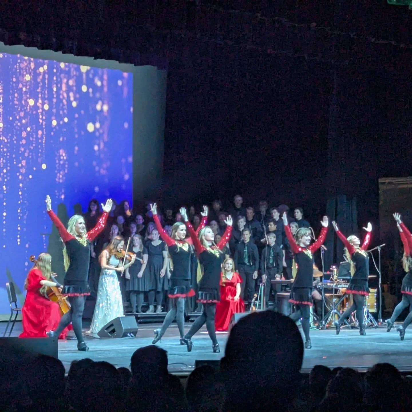 Thank you Payson and Payson High School for a wonderful evening celebrating the birth of Jesus Christ! Our performers @payson_lions choirs, @byuballet , and @celticwomanofficial along with our incredible cast @angela_brower_mezzo , @prestonkevinyates