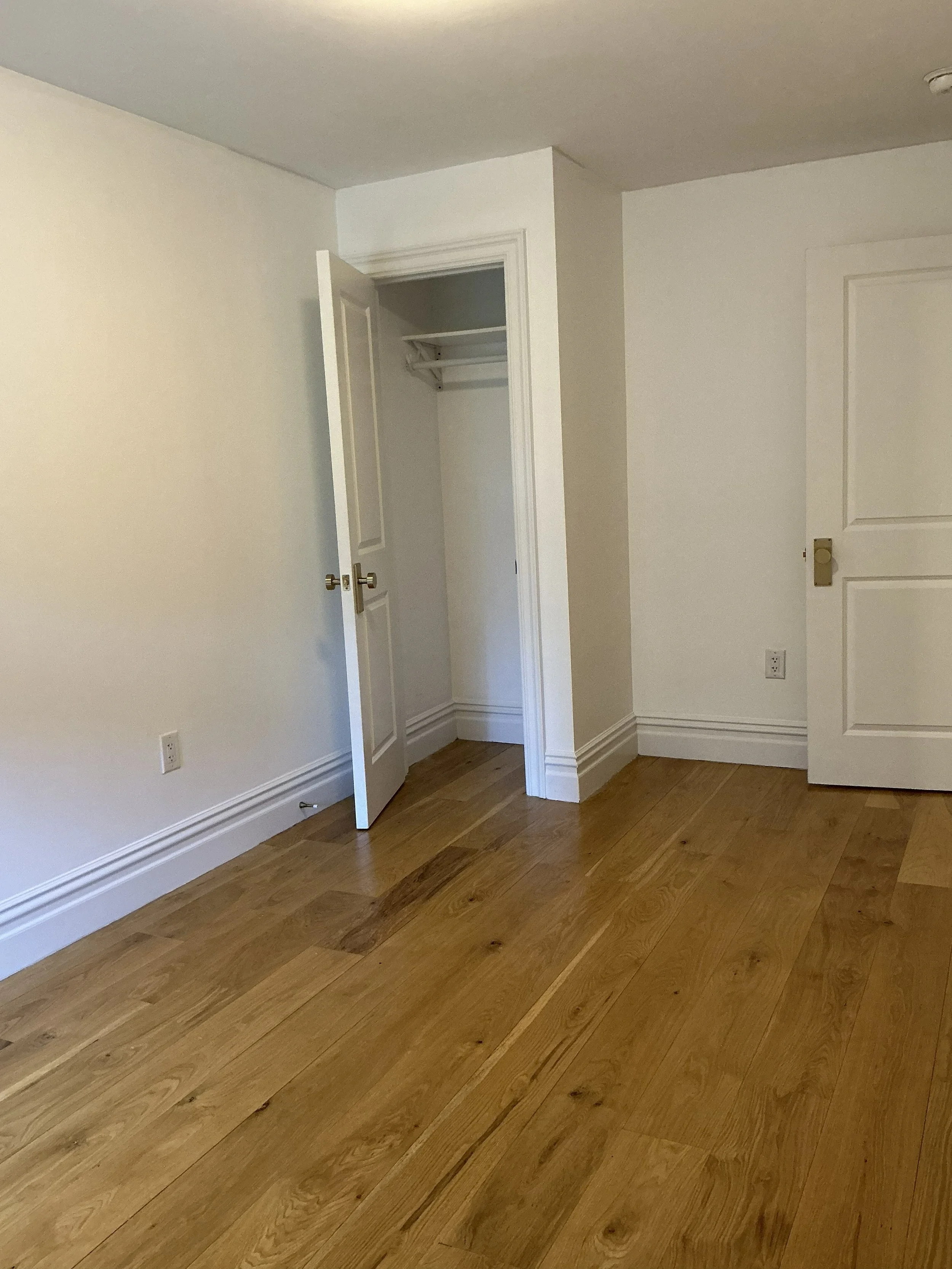 br 2 closet.jpg