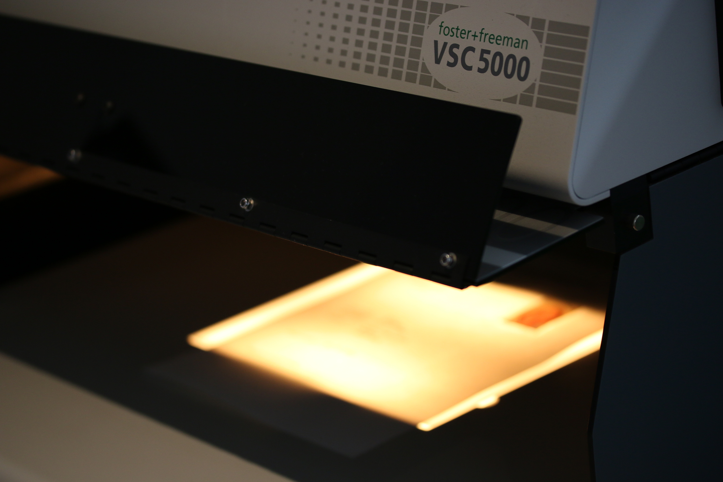 video spectral comparator for detailed examination