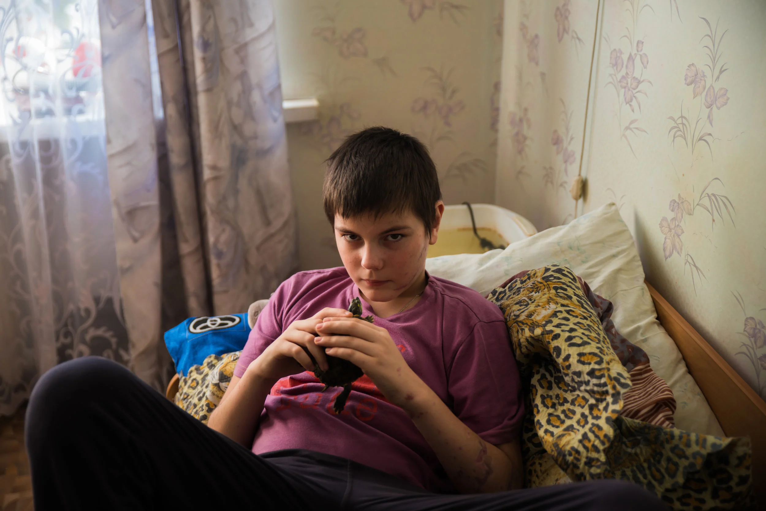 Igor lost his home on the outskirts of Donetsk to a rocket attack. He lives with his grandmothers in a retirement home for engineers only a few kilometers away from the line of contact.