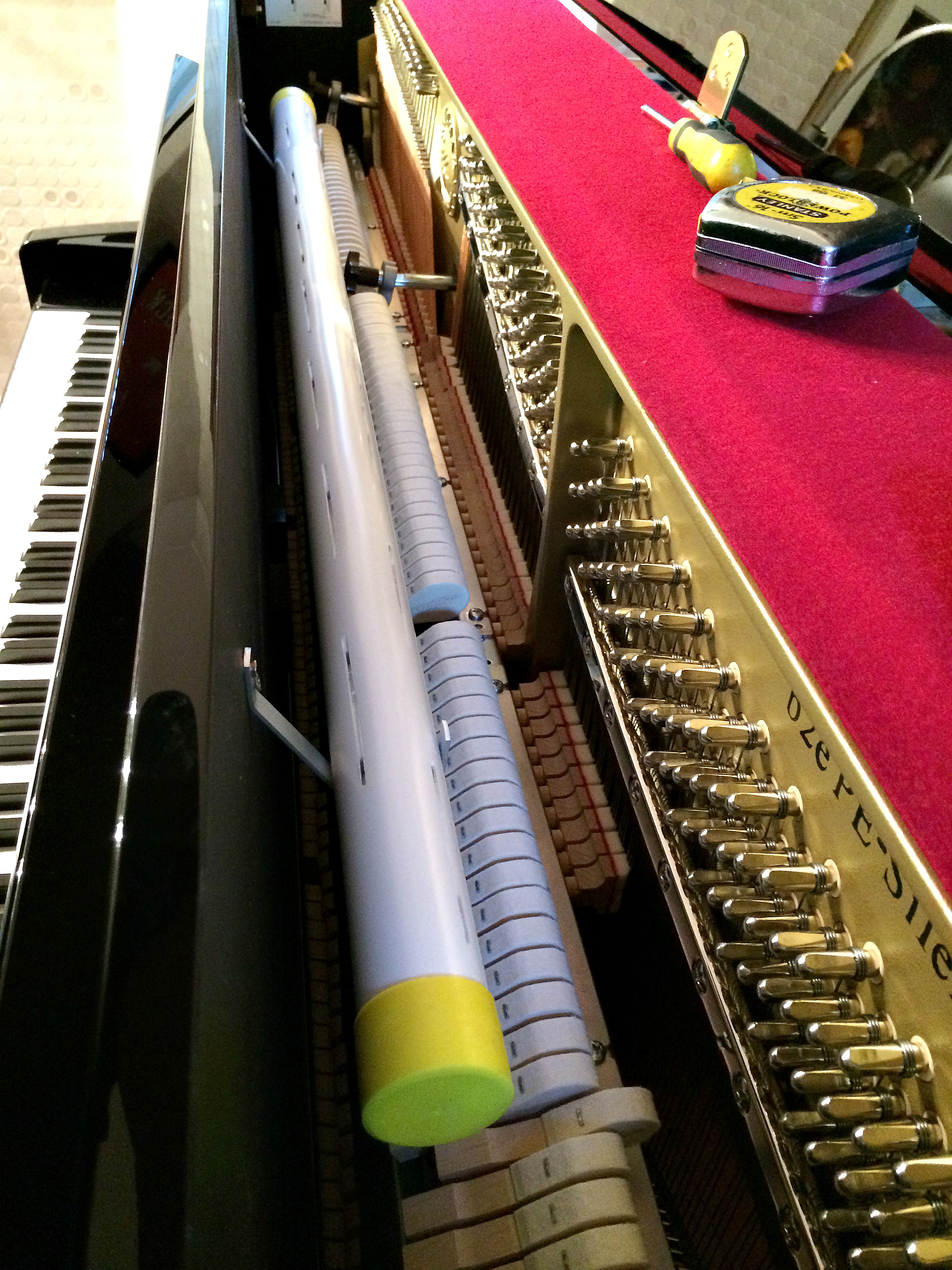 Fitting a piano humidifier bar