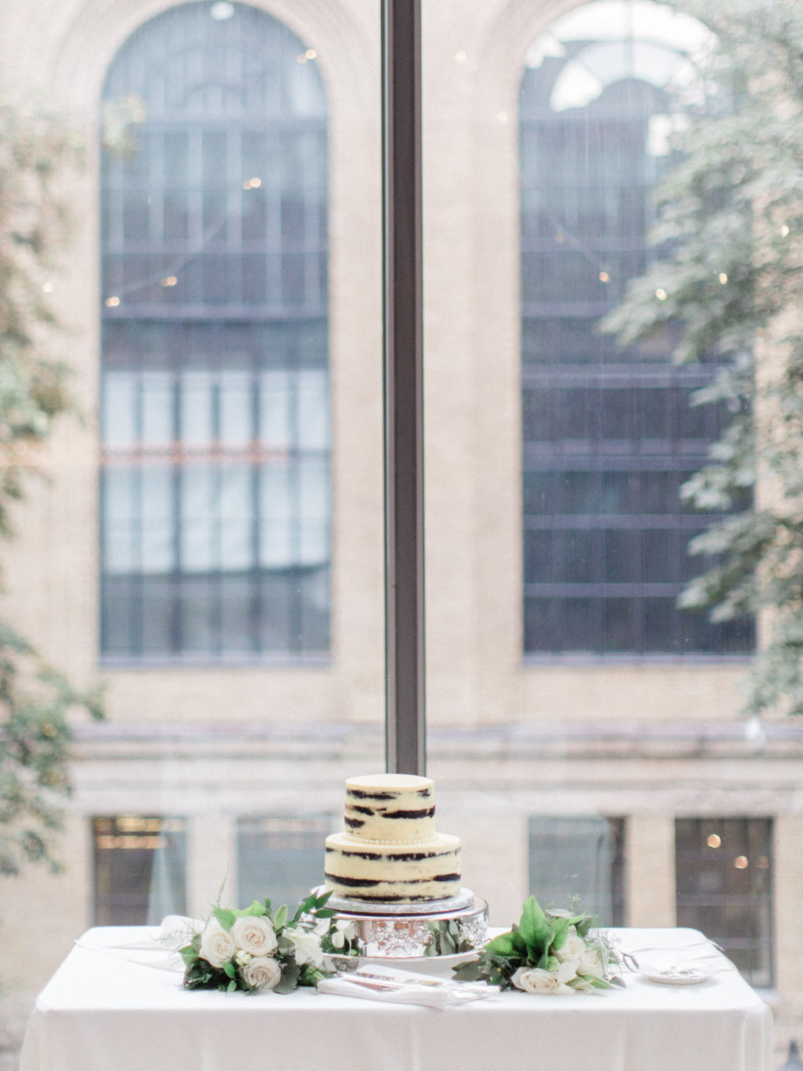 Toronwo-wedding-photographer-classic-documentary-downtown-wedding-the-royal-conservatory-trinity-chapel_uoft98.jpg