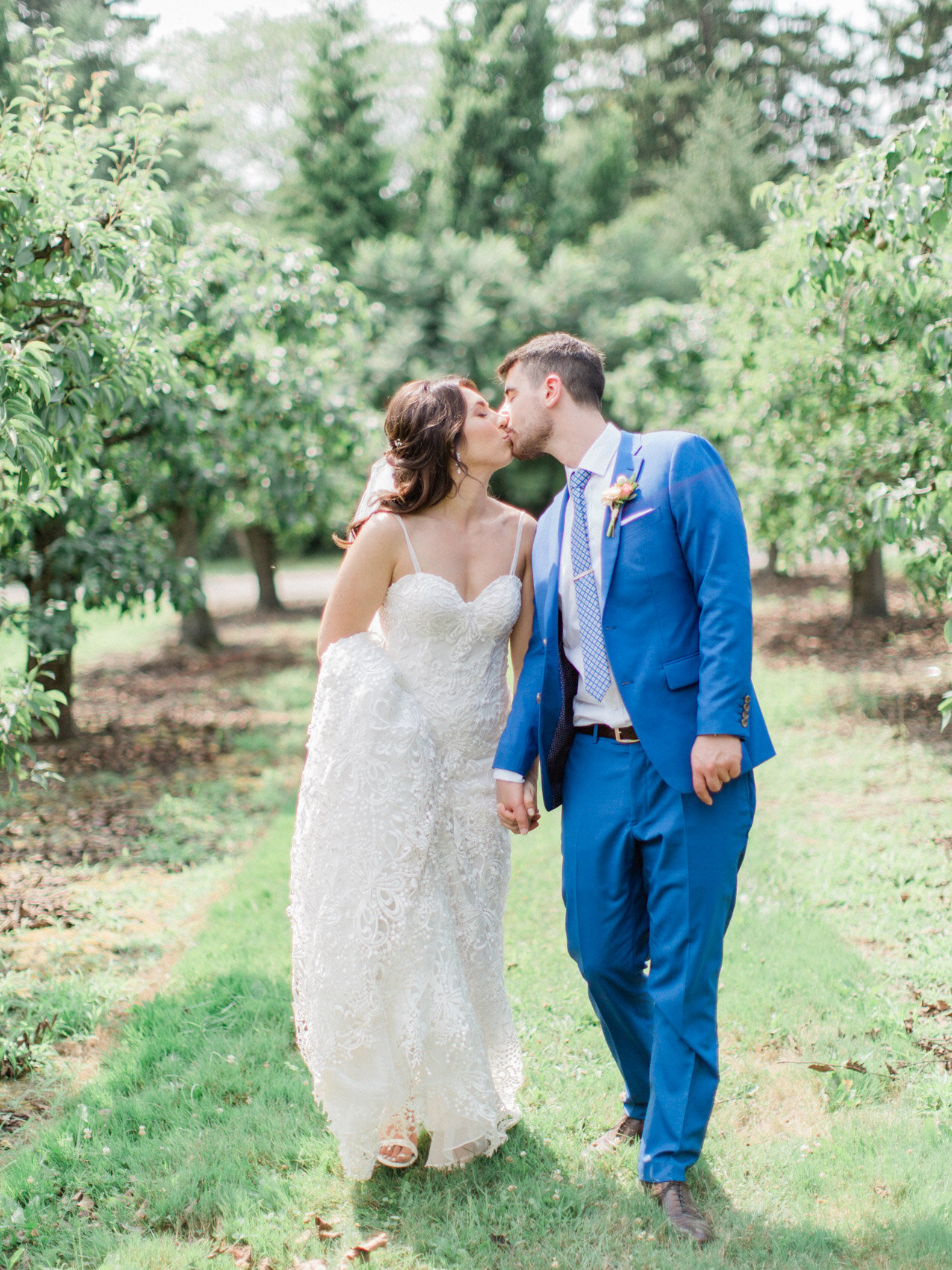 candid couple posing naturally at outdoor summer wedding with toronto wedding photographer corynn fowler photography