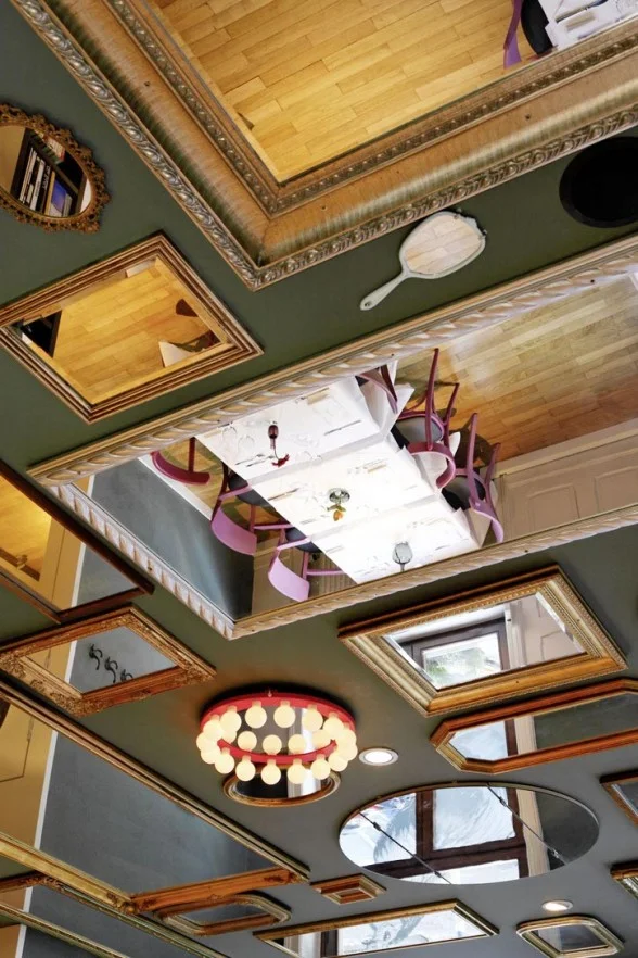 WakuWaku-Restaurant-Interior-Design-mirror.jpg