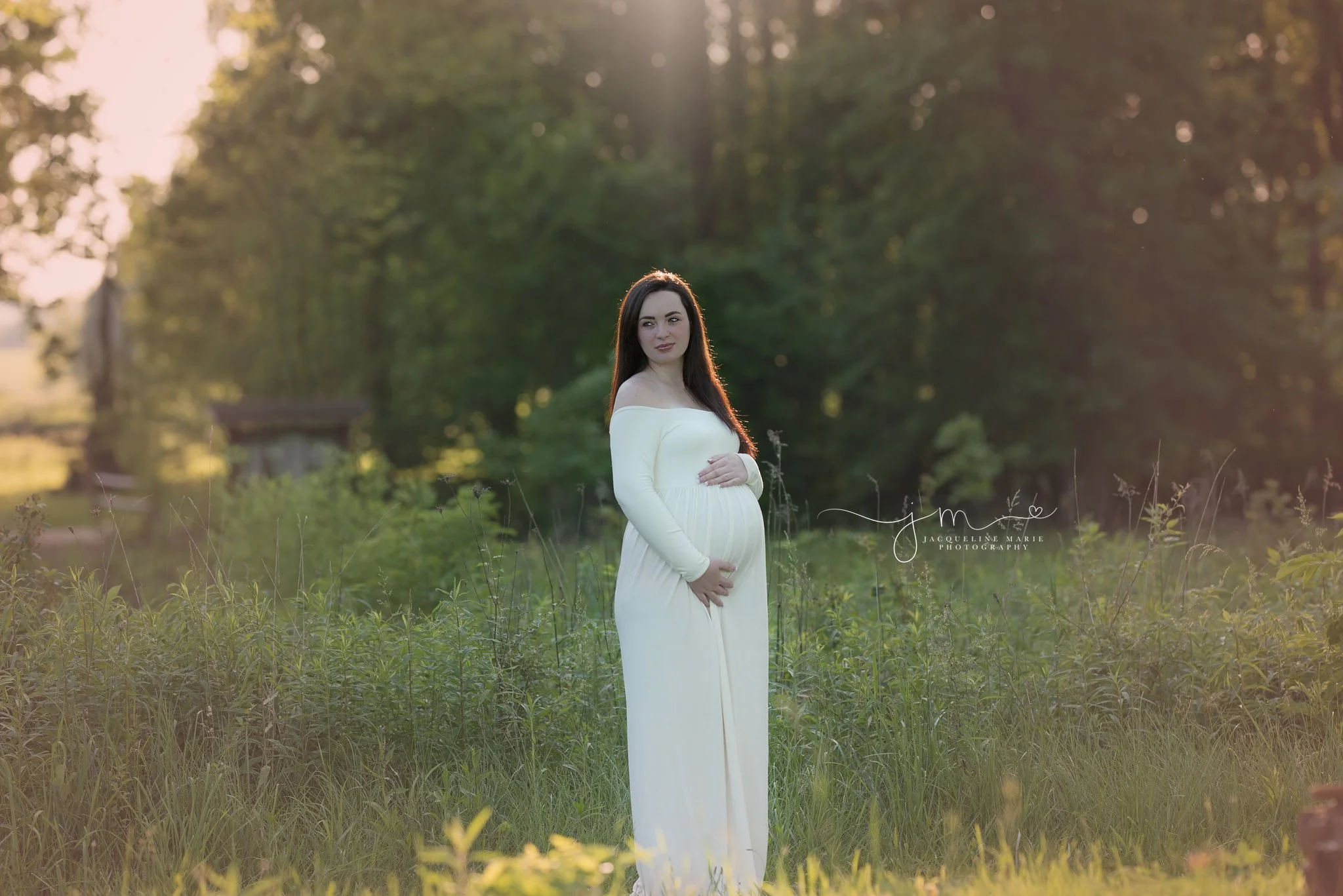 jacqueline marie photography features images of pregnant mother in field with sunshine for maternity photography in columbus ohio
