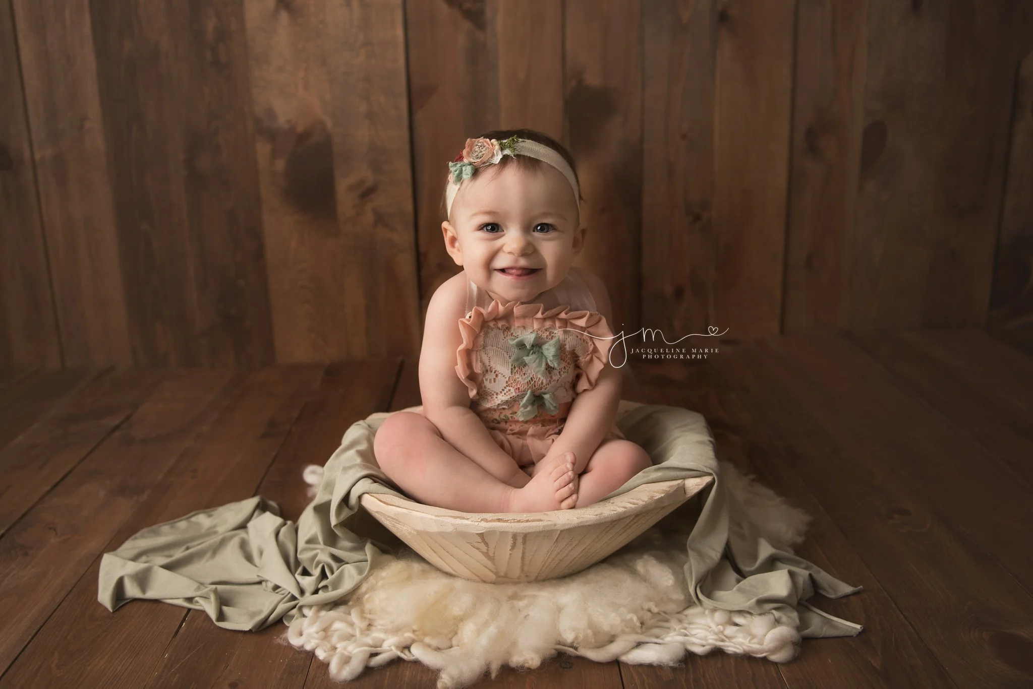 columbus ohio first birthday photographer features image of little girl in cream wooden bowl