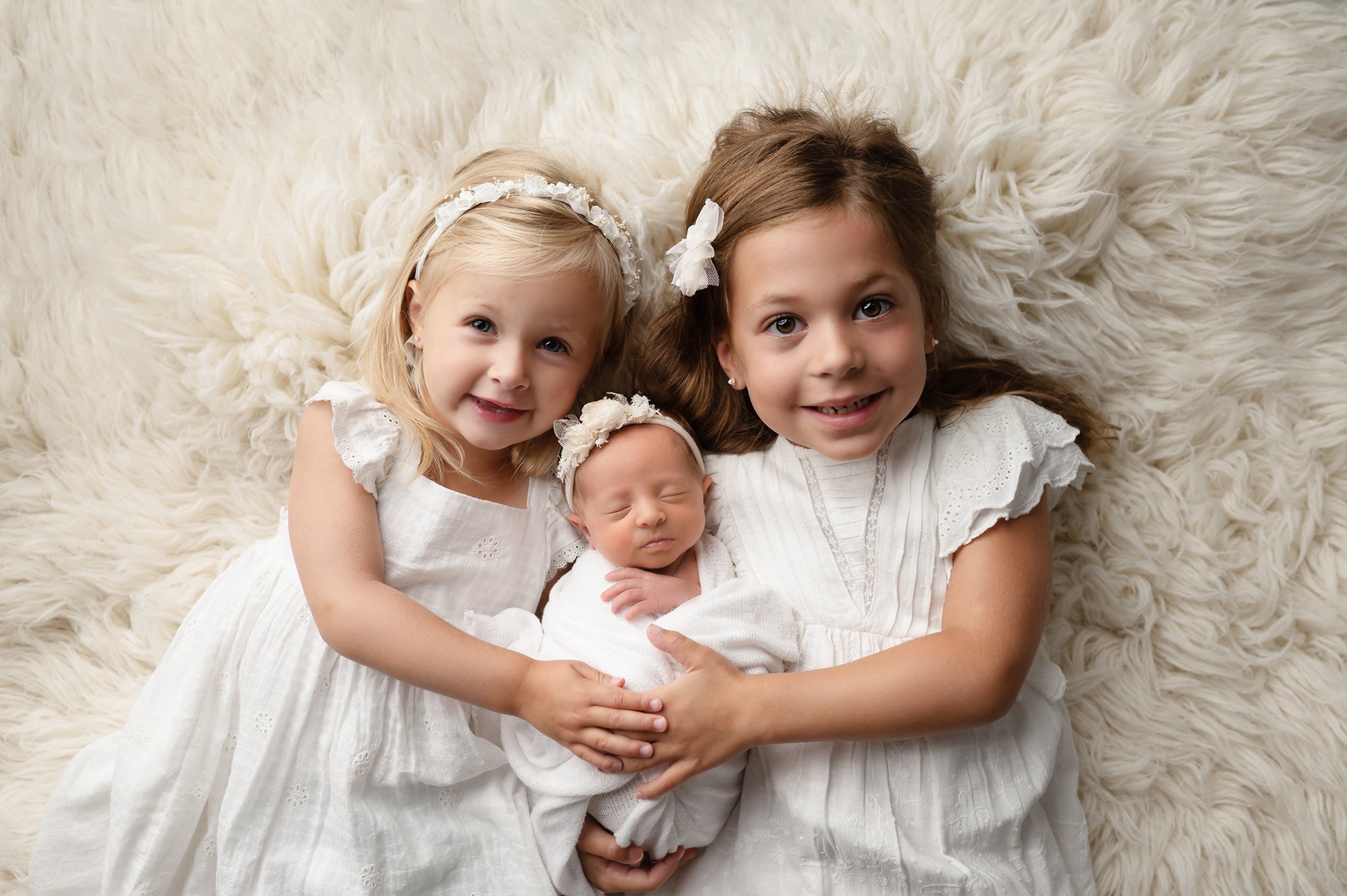 newborn baby and siblings image at columbus ohio newborn photographer studio