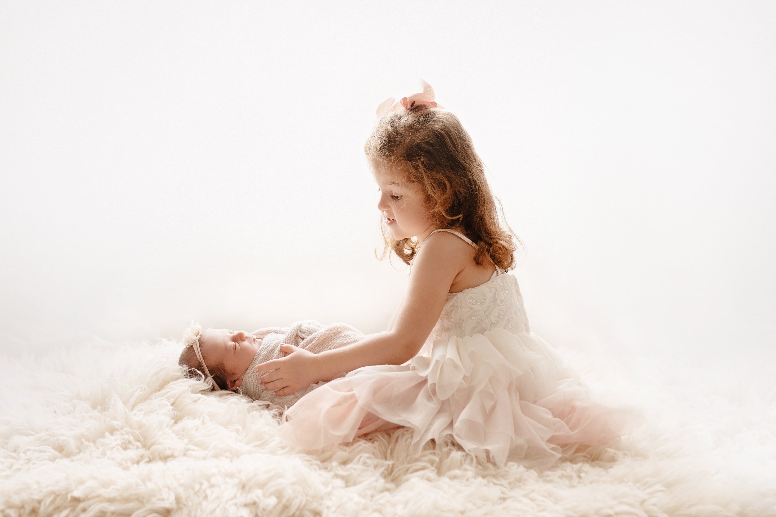 newborn baby and big sister portrait by columbus ohio newborn photographer