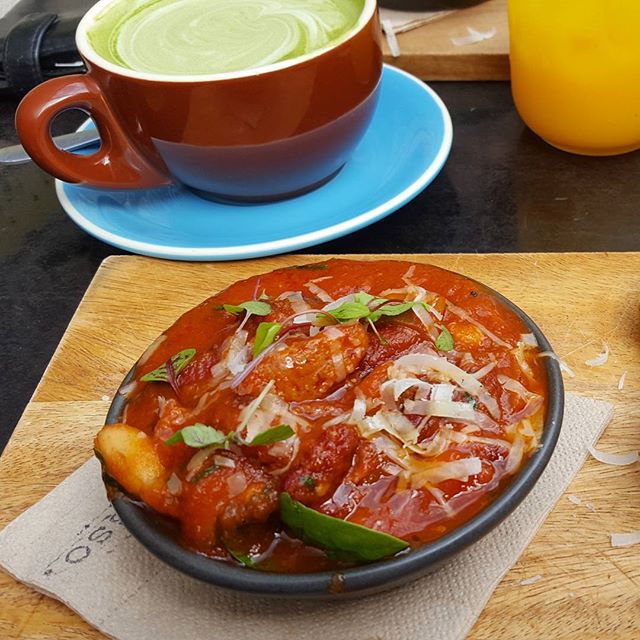 Love a freshly-made spicy baked beans for breakfast! Served with Matcha latte. Good hit of protein, high fibre &amp; healthy does of lycopene #mindfulnutrition #fuelyourmind #fuelyourbody #breakfast #matchalatte #nutritionist #wholefoods #bakedbeans