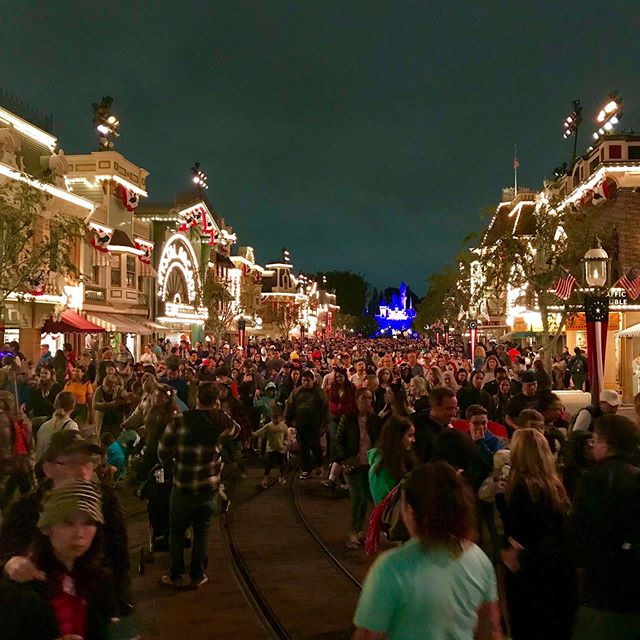 ...the nightly post-firework-exodus
#disney #fireworks #disneyfan #disneyland #disneylife #disneyparks