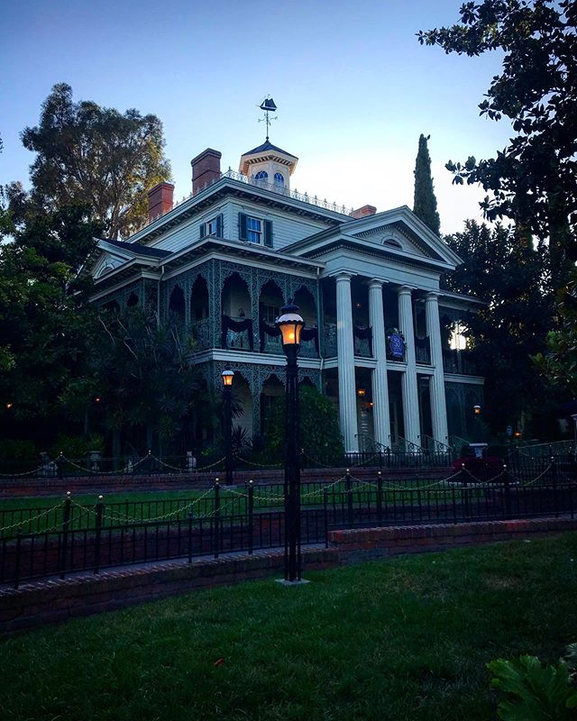 A Birthday eve slowly comes to a spooky end...... #hauntedmansion #disneyland #disney #disney #hauntedmansion50 #disneylandresort