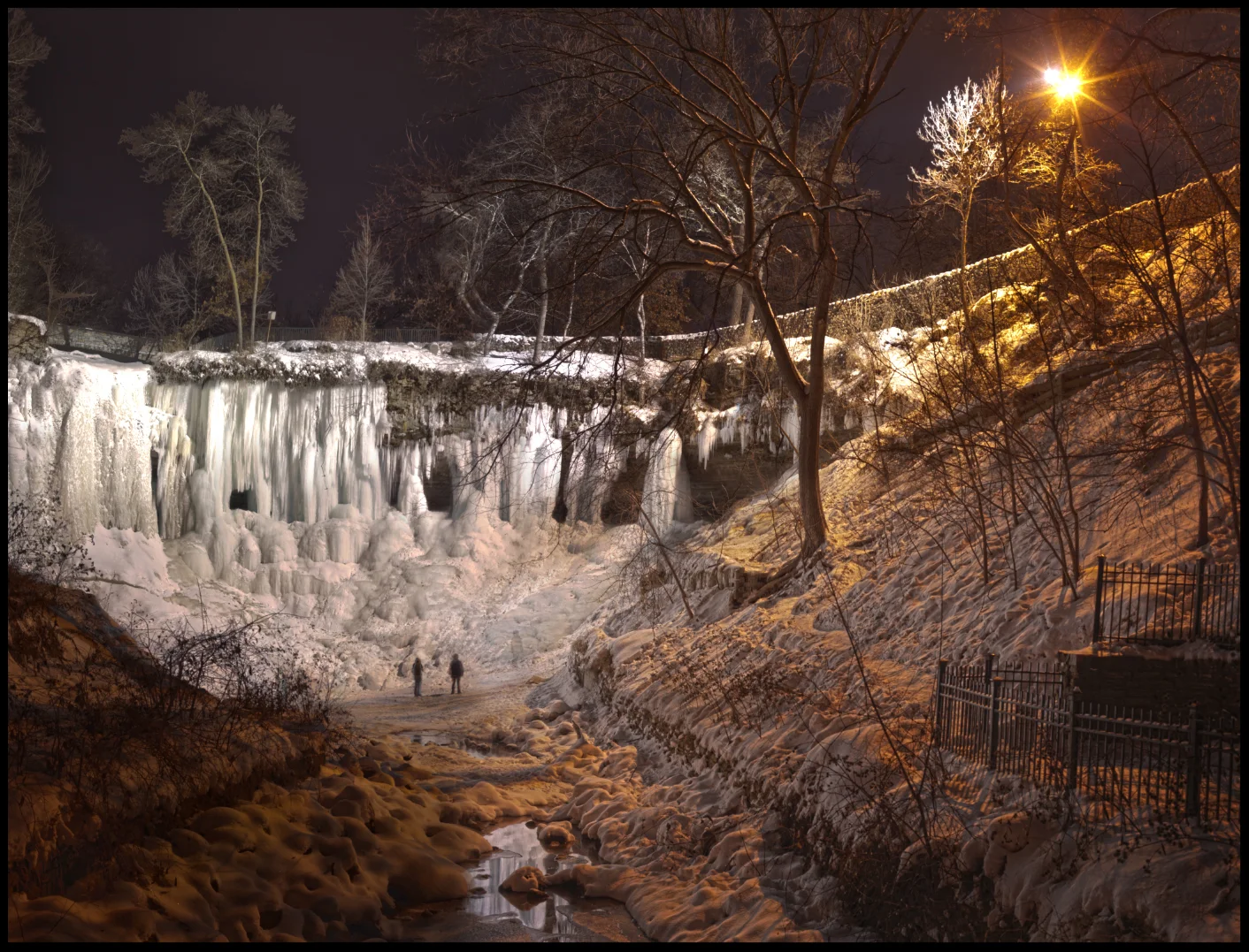 Minn_Frozen_waterfall.jpg