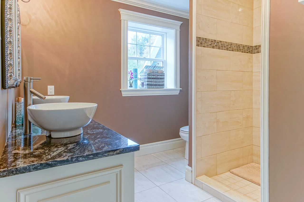 1563 Sarah Dr - Coldbrook-1033.jpg