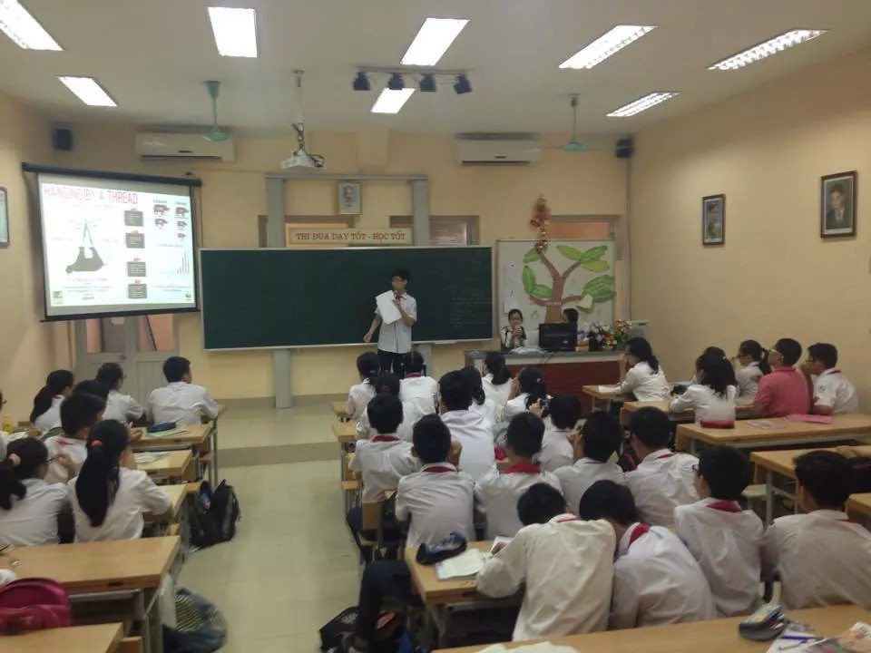 Tuấn Nam thuyết trình với các bạn trong lớp về thực trạng của loài tê giác hiện nay