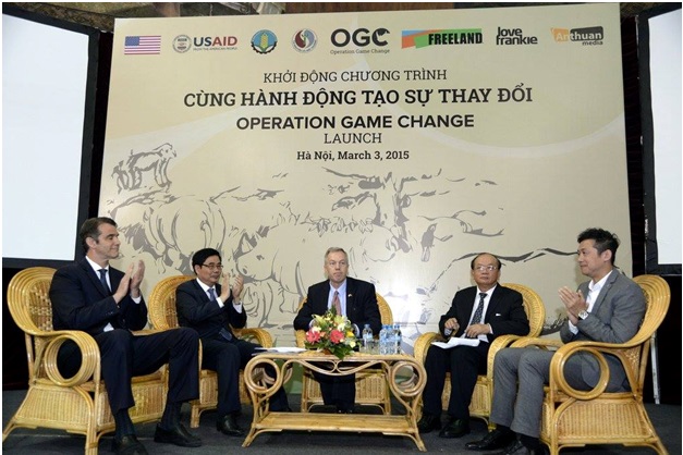 In this picture, seated from left to right: Steven Galster - Freeland Foundation Director, Cao Duc Phat - Minister of the Agricultural Development, Theodore G. Osius - USA Ambassador in Vietnam, H. E. Bui Cach Tuyen - Vice Minister of the Natural Resources and Environment and celebrity Vu Anh Tuan.