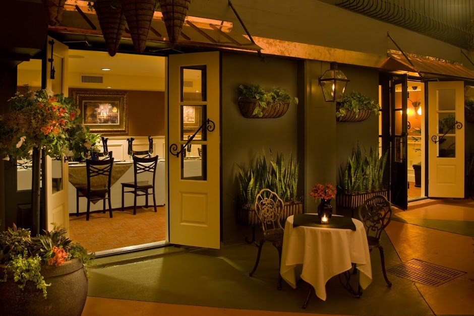 Deanies-Seafood-New-Orleans-Private-Party-Venue-With-French-Quarter-Courtyard.jpg