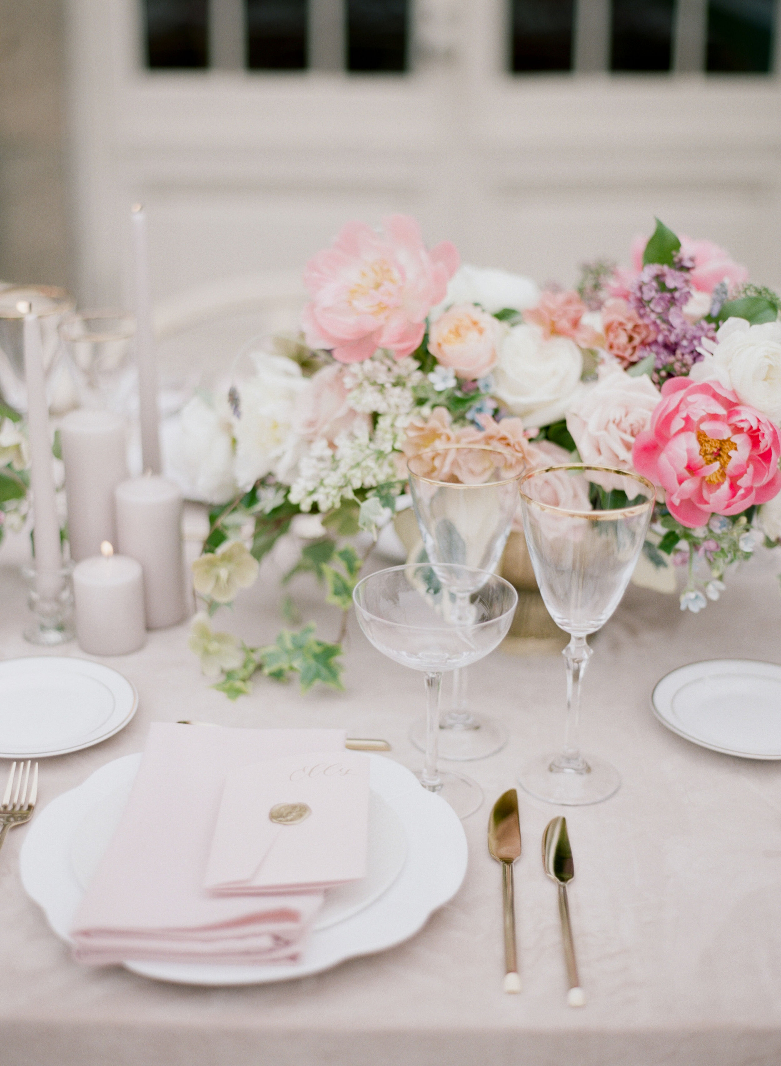  For the wedding day these centerpieces made SUCH an impact Floral by The Wild Dahlia Photography by Catherine Threlkeld 