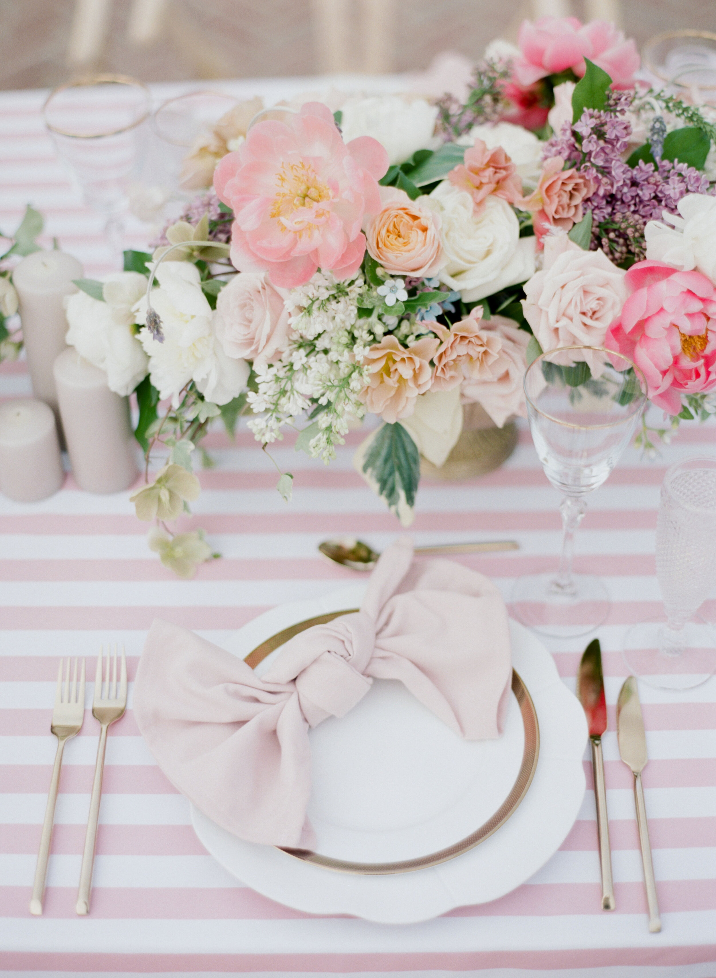  And the next day at brunch they were repurposed to bring this feminine look to life! Floral by The Wild Dahlia Photography by Catherine Threlkeld 