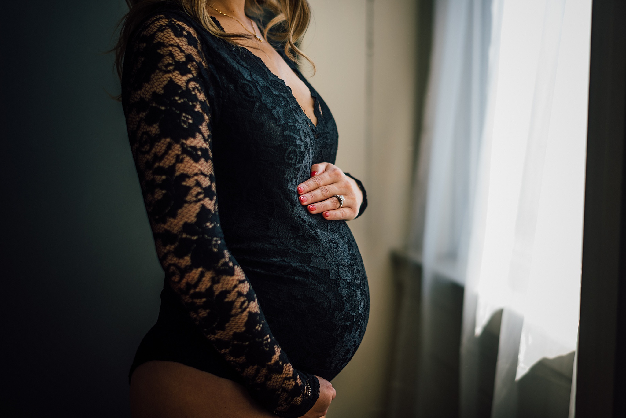 Intimate-Maternity-In-Home-Lifestyle-Newborn-Photographer-Pittsburgh-Rachel-Rossetti-Photography-Portrait_0123.jpg