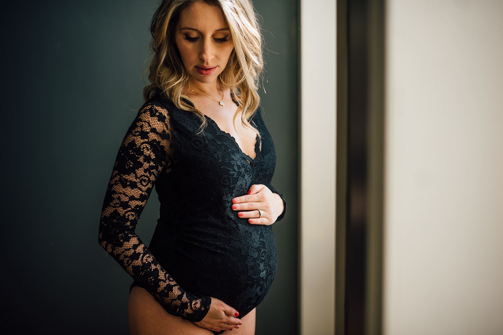 Intimate-Maternity-In-Home-Lifestyle-Newborn-Photographer-Pittsburgh-Rachel-Rossetti-Photography-Portrait_0124.jpg