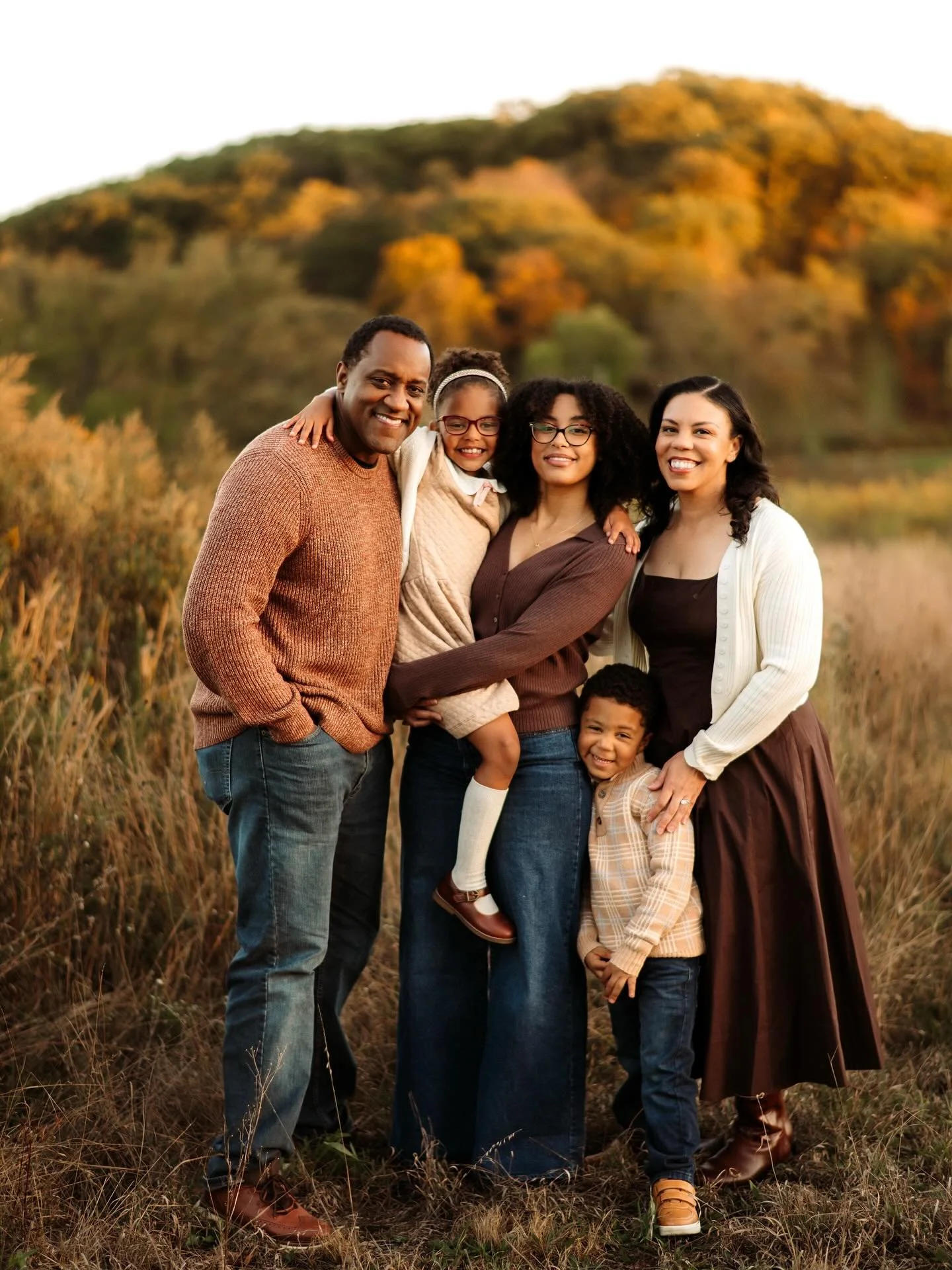 It took a little longer this year, but it&rsquo;s finally starting to feel like fall out there 🍂 getting to photograph the BEST families in this gorgeous scenery is the icing on the cake. Scratch that; the crunchy to my leaves?? The cinnamon to my l