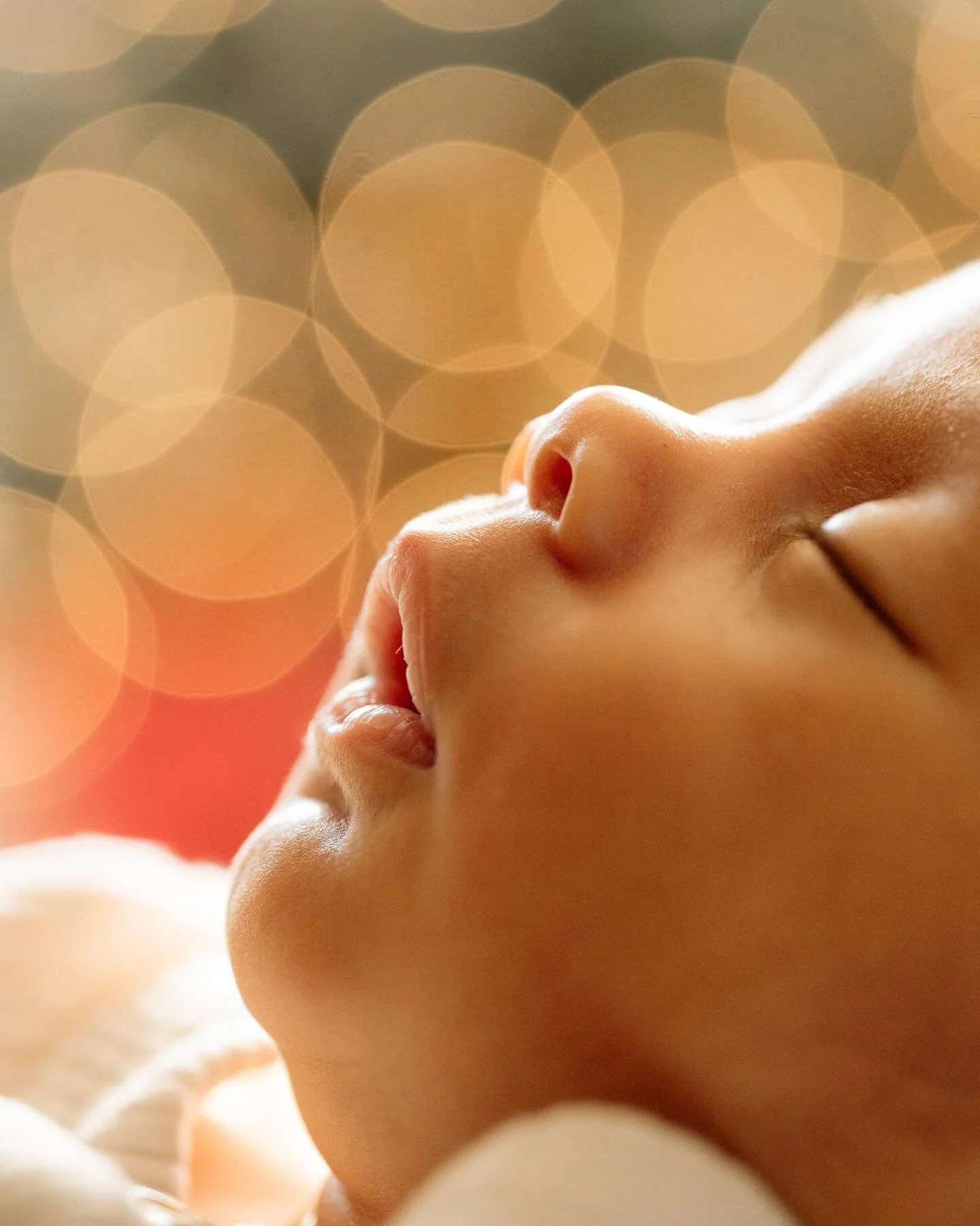 No greater gift under the tree ✨🎄 As the mama to a December baby myself, I know how special these cozy days around the holidays are, breathing in baby skin and having to look no further than your arms to find all the wonder and magic in the world ✨(