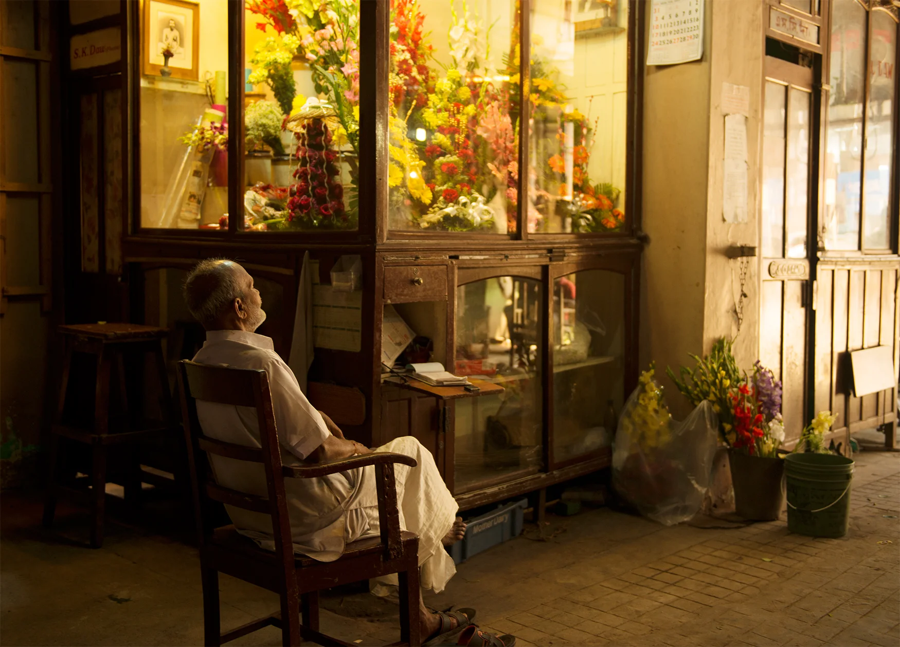 flower vender, kolkata, India.jpg