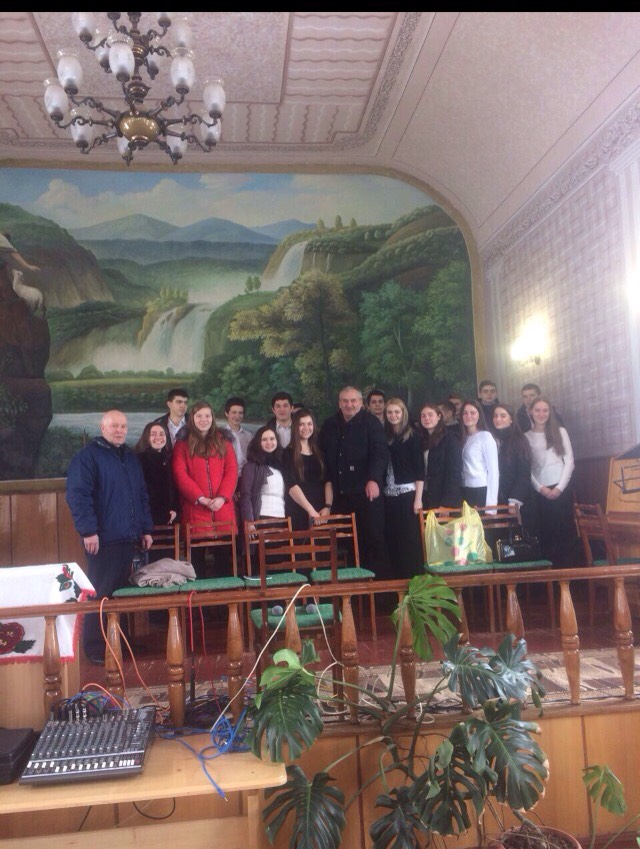 Fr.Alex impreuna cu corul din biserica..jpg