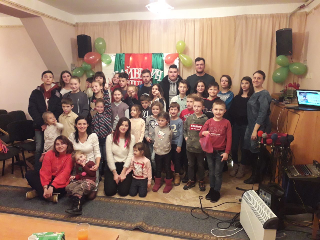 adolescenti si copii la intslnire.jpg