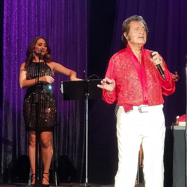 Happy Valentine&rsquo;s, my friends!  Here is a little throwback from my time backing up The King of Romance, @thisisengelberthumperdinck 💕🎵💕 #valentinesday #thekingofromance #engelberthumperdinck #singer #livevocals #backupsinger #lovesongs