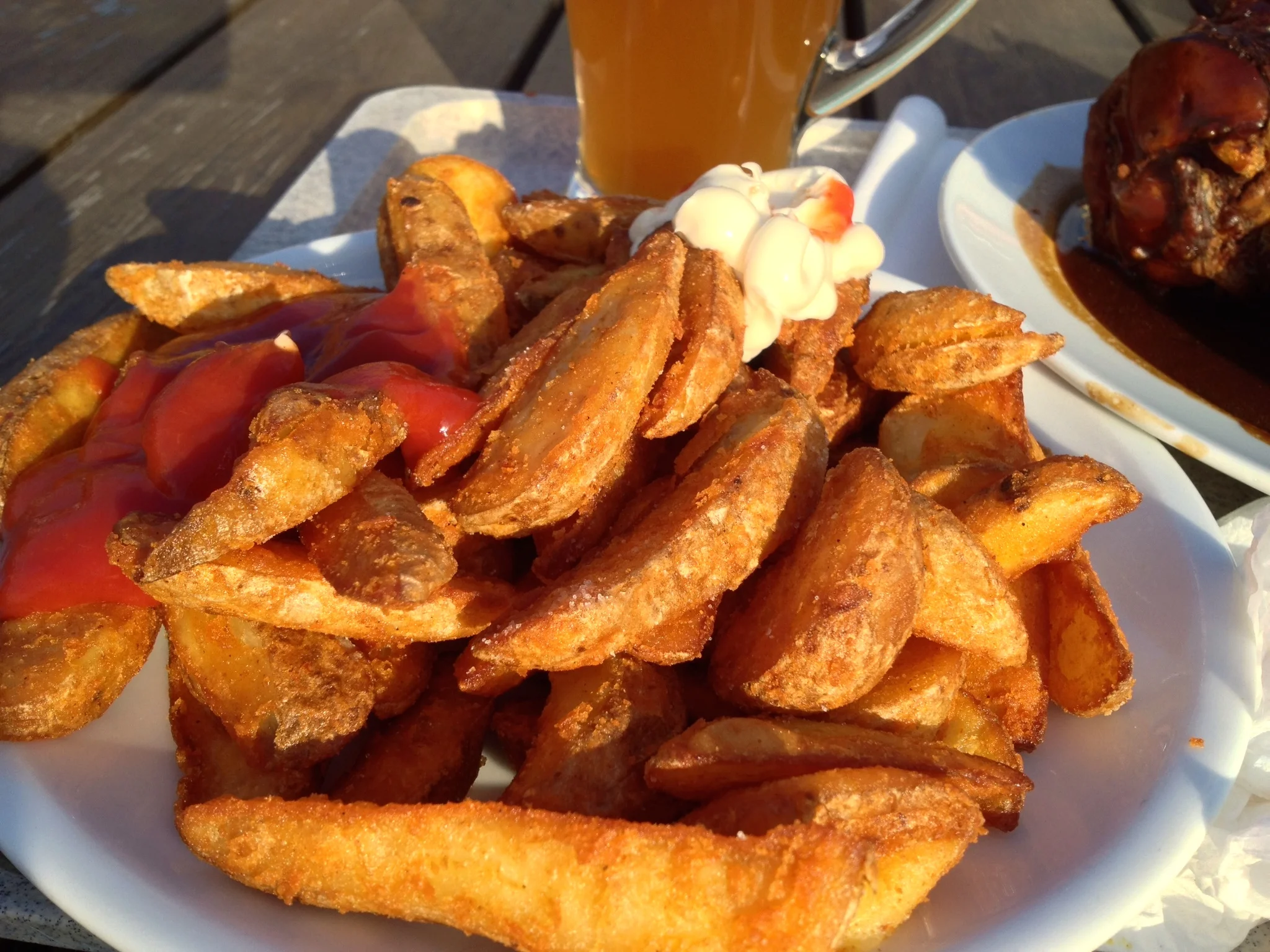 Wilde Kartoffeln rot-weiß (potato wedges with ketchup and mayonnaise) 