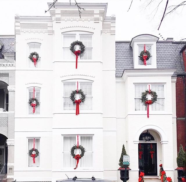 Love how this city gets dressed up for the holidays ❤️🎄 Can anyone else believe Christmas is only 8 days away???