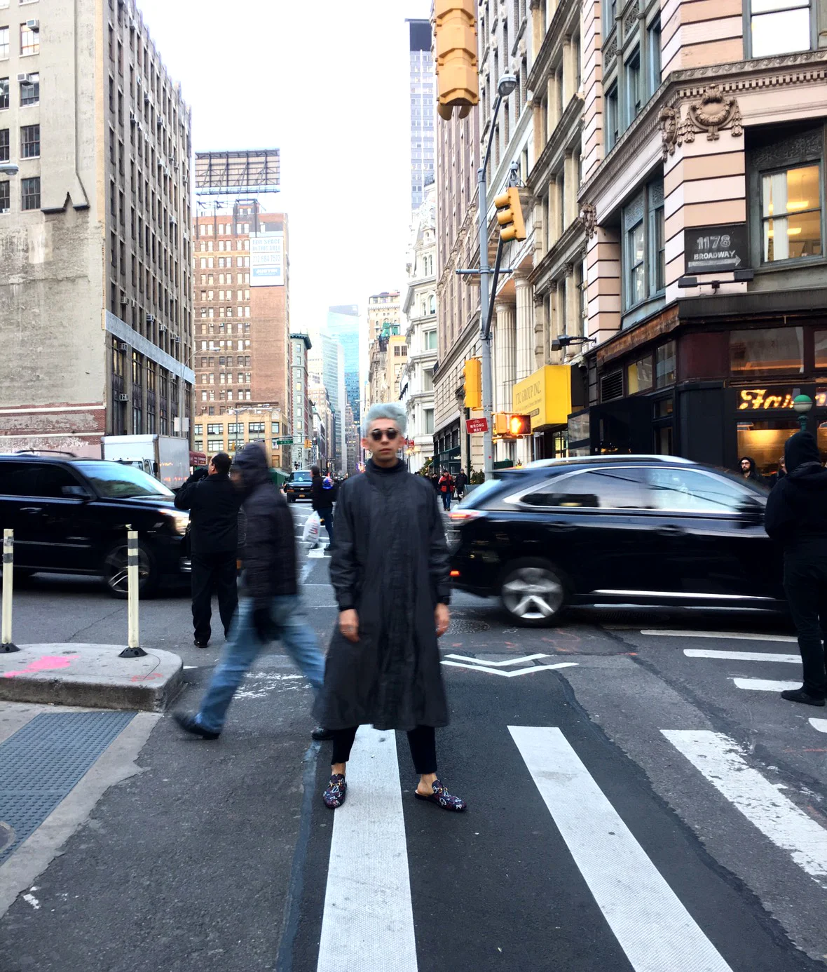 恩地くんのアウトフィット。コート、パンツは「Issey Miyake」、ローファーは「GUCCI」のもの。