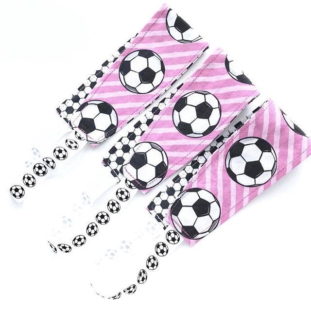 Hey, soccer fans! This reversible headband is in the shop! A row of soccer balls in one side, soccer ball print on the other, and a soccer ball elastic. ⚽️⚽️⚽️⚽️ A great gift for a soccer player, coach, or fan - available in two sizes.
.
#miloandmoll