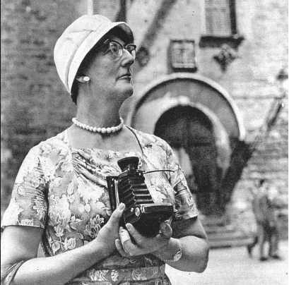 «Пожилая туристка и старая камера», 1962 г., Кафедральный собор, Барселона. Снимок известного каталонского фотографа Эужени Форкано и Андреу, опубликованный в журнале Destino.