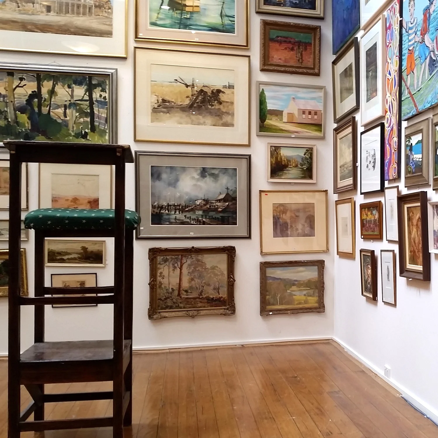 Buying furniture, art and objects at auction