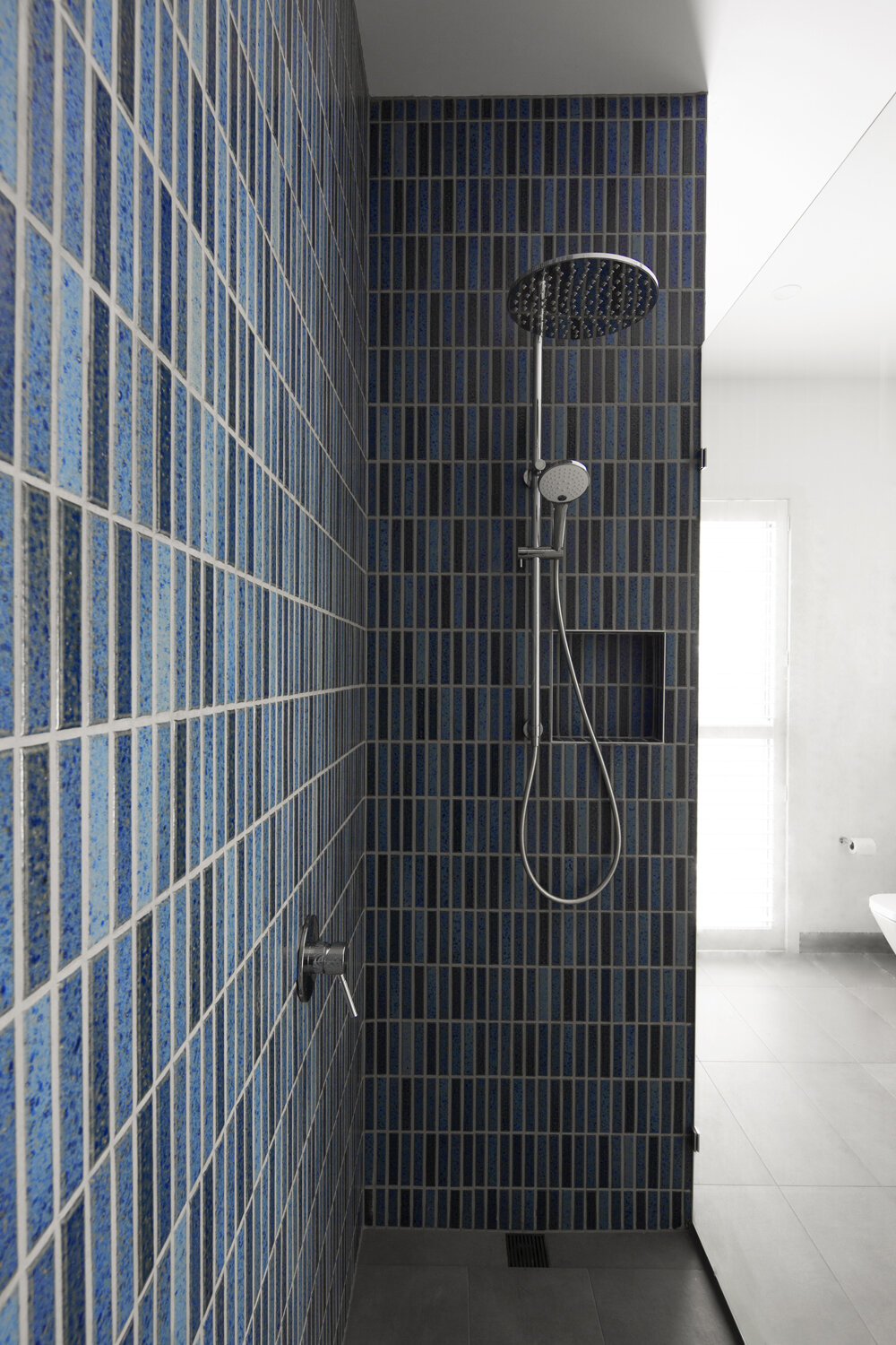 Blue Japanese finger tiled bathroom designed by interior designer Meredith Lee