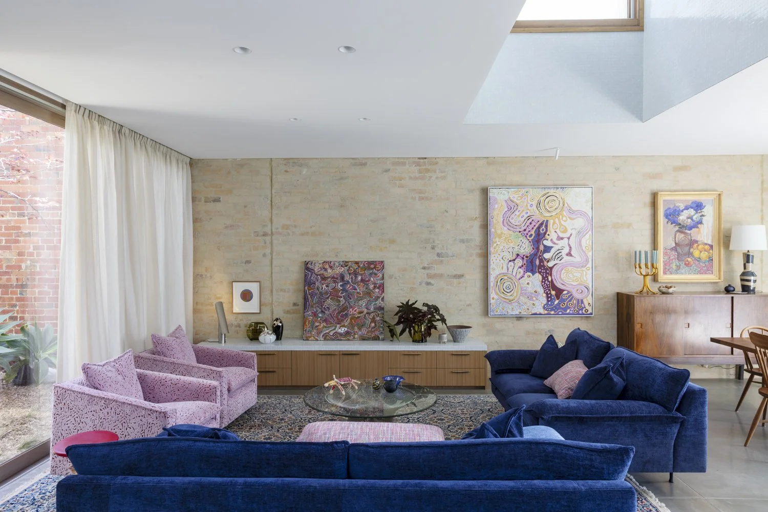 Interior designer Meredith Lee has designed a robust and beautiful family living room in Melbourne