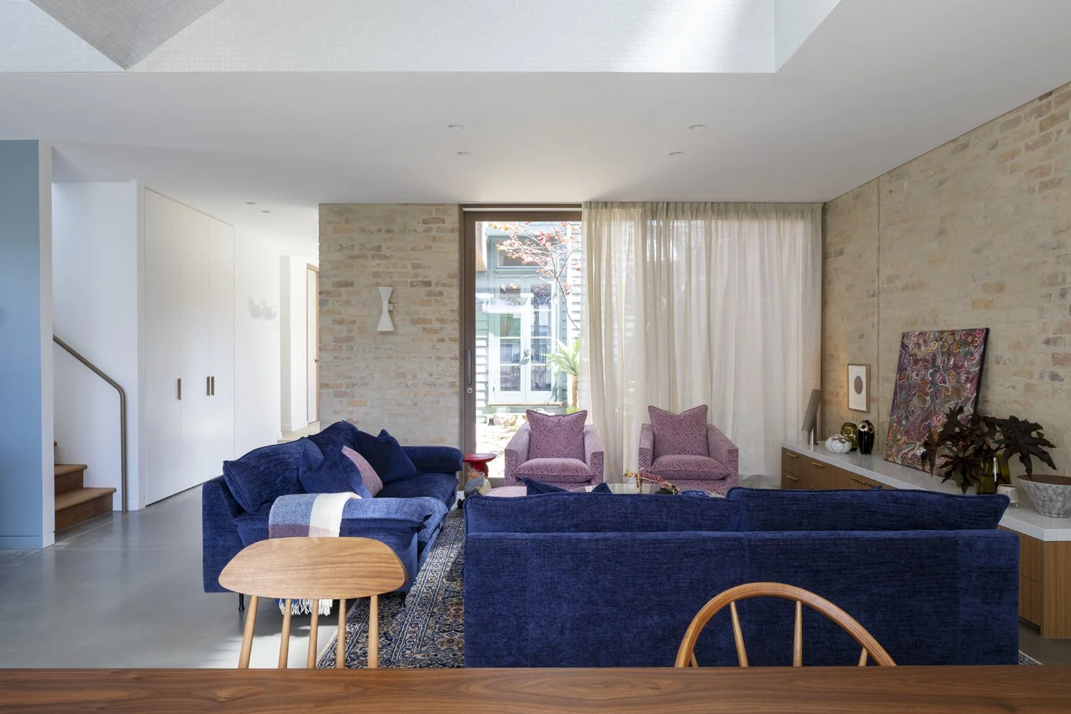 Interior designer Meredith Lee has designed a robust and beautiful family living room in Melbourne