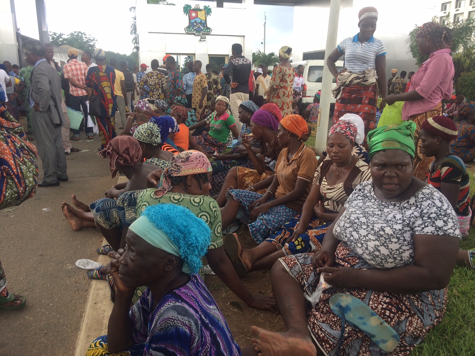  On Day 1 of #SavetheWaterfront protests in Lagos, hundreds from affected communities wait outside Governor's office 