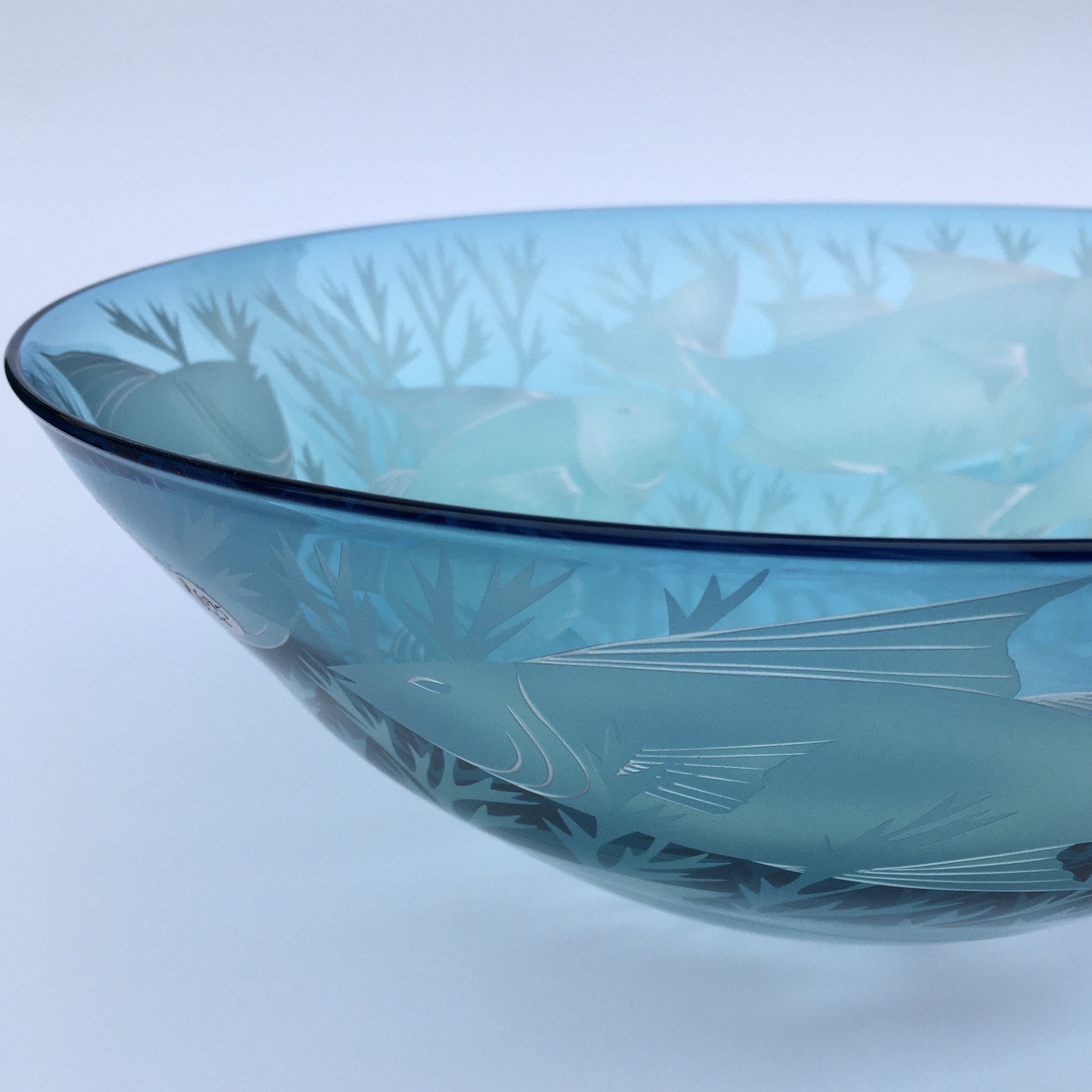 Finned_Fish_glass_bowl_cu_Julia_Linstead_Glass.jpg