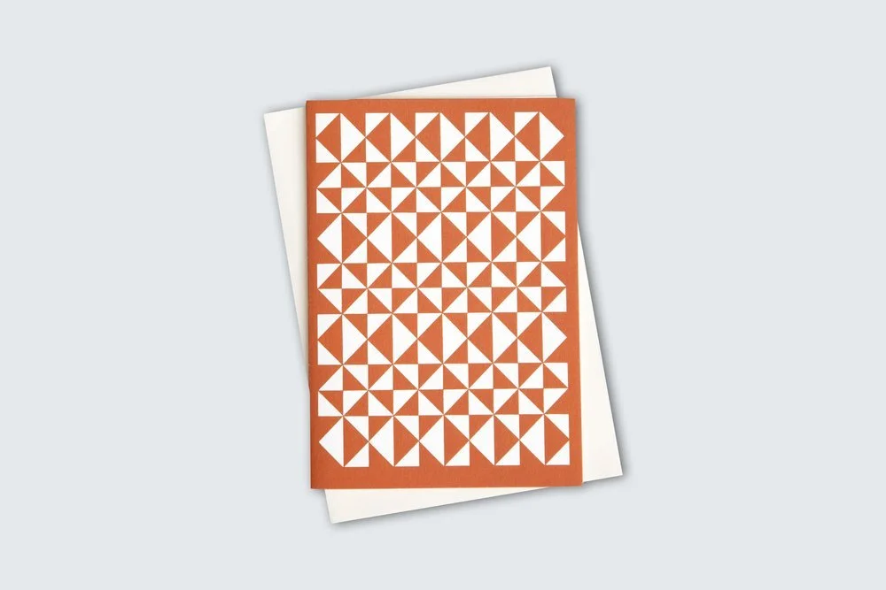 Ola - Kaffe Print in Brick Red
