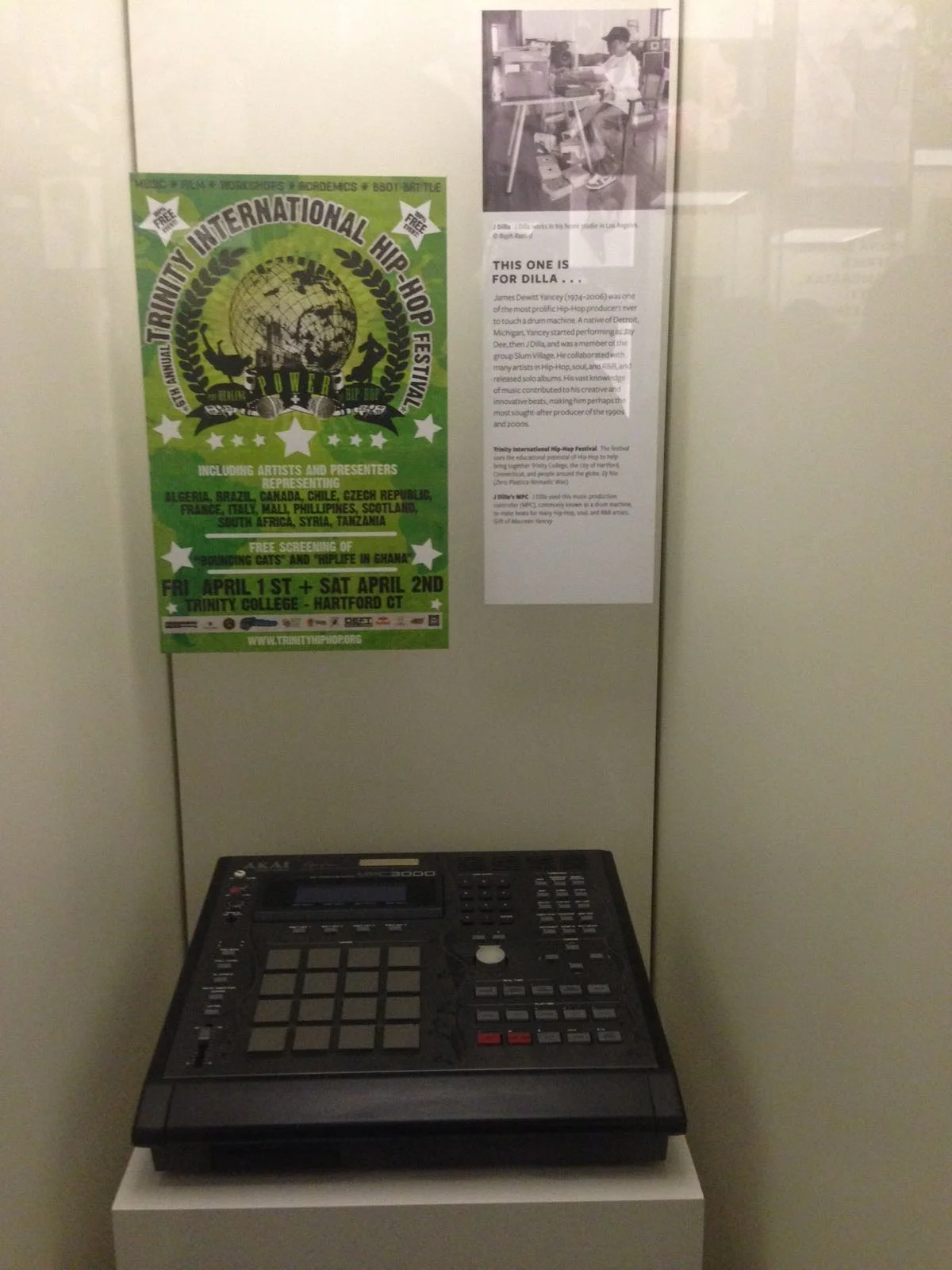 Cosa ci fa un mio poster nel Museo Nazionale di Storia e Cultura Afroamericana, sopra all'MPC di JDilla? 
