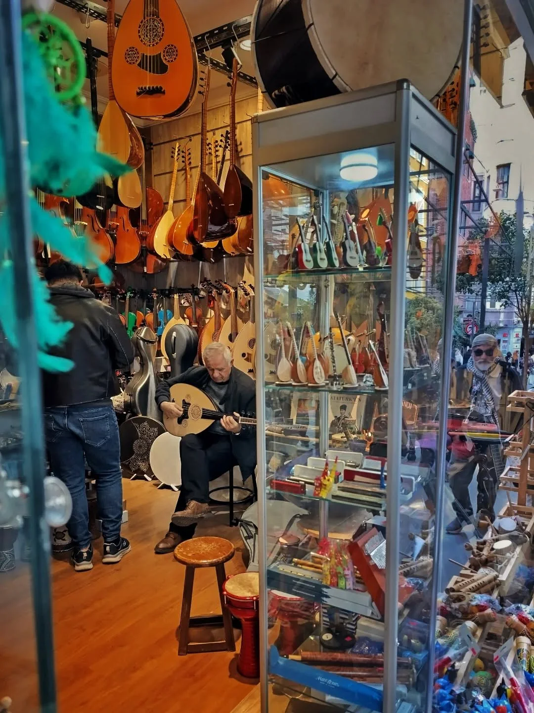 One of the coolest things of the shops of Tünel is that you can try the instrument before you buy that 😍🎶
#MammaLiTurki #streetphotography #music #tünel #istanbul #turkey #oud #shoplocal #shopsmall #shoponline #shopnow