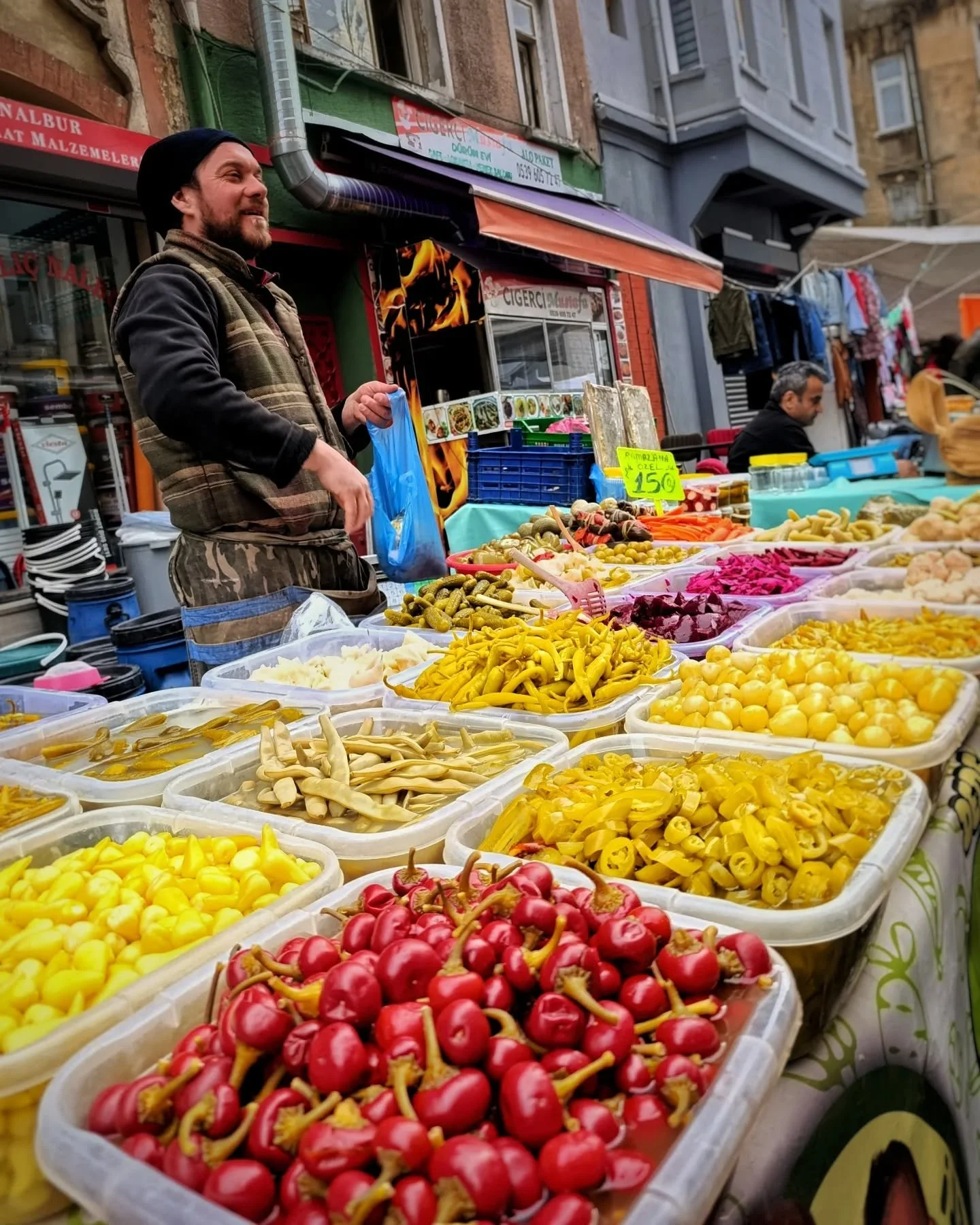 🥒🍅🥬İyi Pazarlar, arkadaşlar!!!
I love you and miss you so much ❤️
#MammaLiTurki 
#İstanbul 
#streetphotography 
#photography 
#street
#tarlabaşı
#Beyoğlu 
#pazar 
#people
#gipsy
#romanlar
#taksim
#türkiye
#turkey
#portrait
#2016
#2017