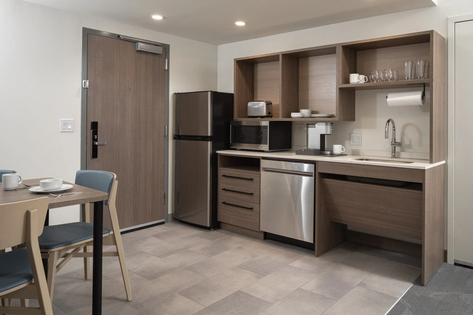  Original Filename: BNALIHT_Home2_kingonebed_kitchen_4937.jpg File Name: onebed_king_kitchen Caption: One bedroom kitchen Marketing Caption: Kitchen area in the one bedroom king suite provides added convenience. Alternate Tag: Kitchenette in one bedr