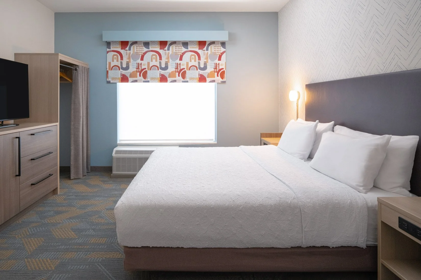  Original Filename: BNALIHT_Home2_kingonebed_bed_4938.jpg File Name: onebed_king_bed Caption: One bedroom king bed Marketing Caption: Private bedroom with king bed in the one bedroom suite. Alternate Tag: Bedroom with king bed in one bedroom suite Ke