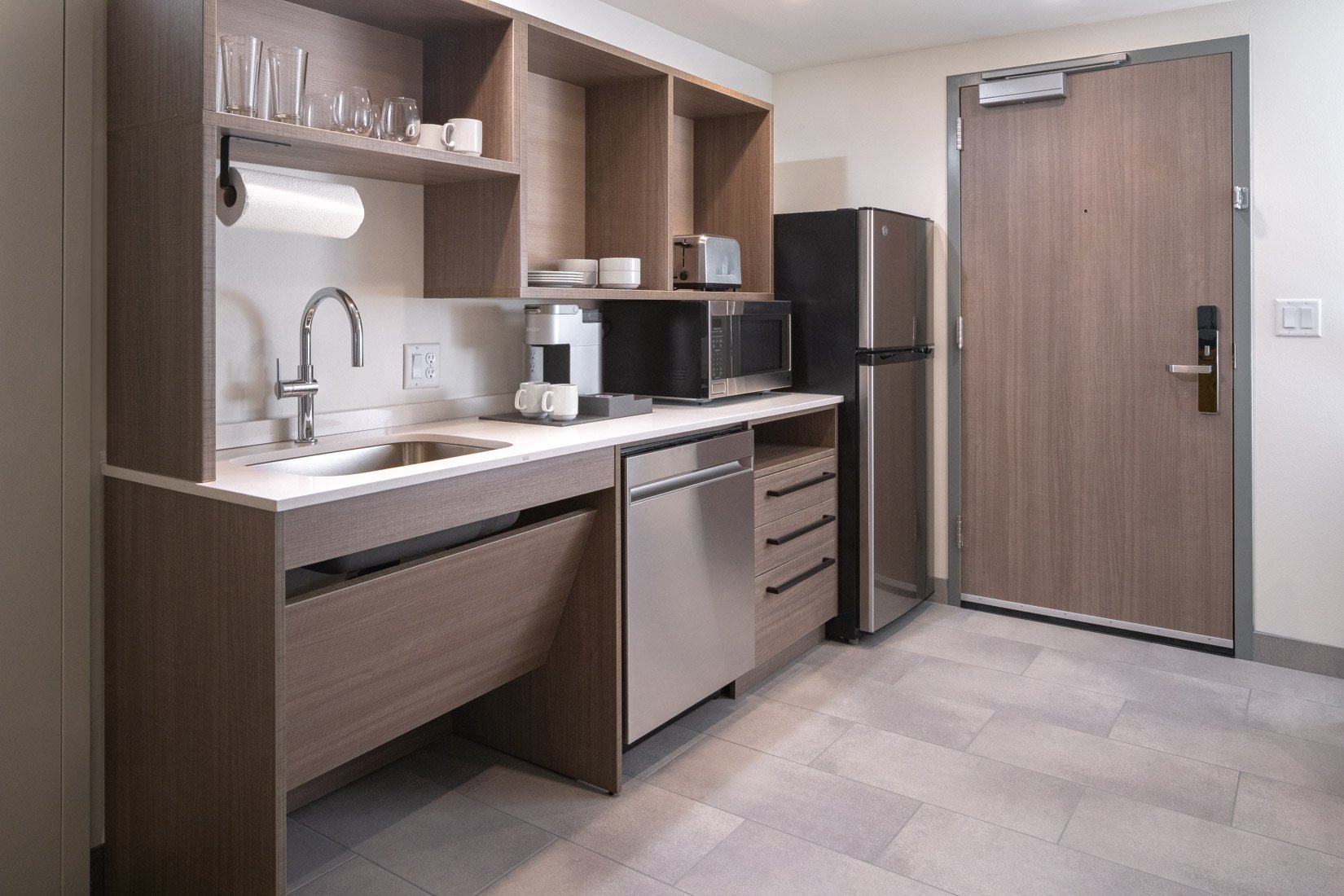  Original Filename: BNALIHT_Home2_qqueenonebed_kitchen_4940.jpg File Name: onebed_queen_kitchen Caption: One bedroom kitchen Marketing Caption: Kitchenette area in the one bedroom queen suite. Alternate Tag: Kitchenette with cabinets and appliances i