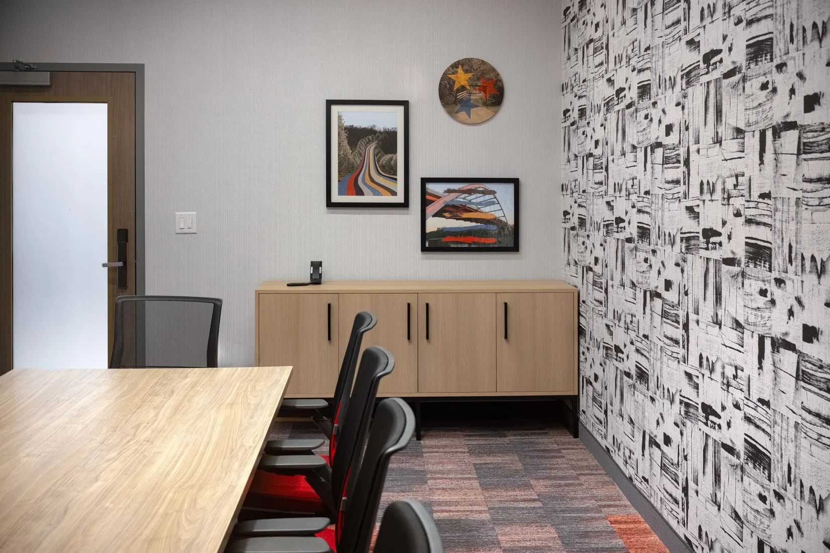  Original Filename: BNALIHT_Home2_boardroom_art_4946.jpg File Name: boardroom_detail Caption: Boardroom design detail Marketing Caption: Design detail within the hotel boardroom meeting space. Alternate Tag: Wall art detail in meeting room Keywords: 