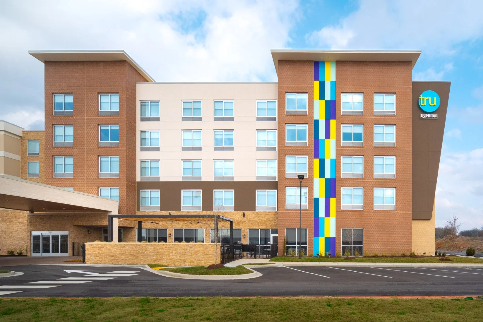  Original Filename: 3902_BNASPRU_TRU_exteriorday.jpg File Name: Tru-Exterior-Day.jpg Caption: Exterior of Tru by Hilton Spring Hill during the day Marketing Caption: Daytime view of Tru by Hilton Spring Hill highlighting the contemporary exterior and